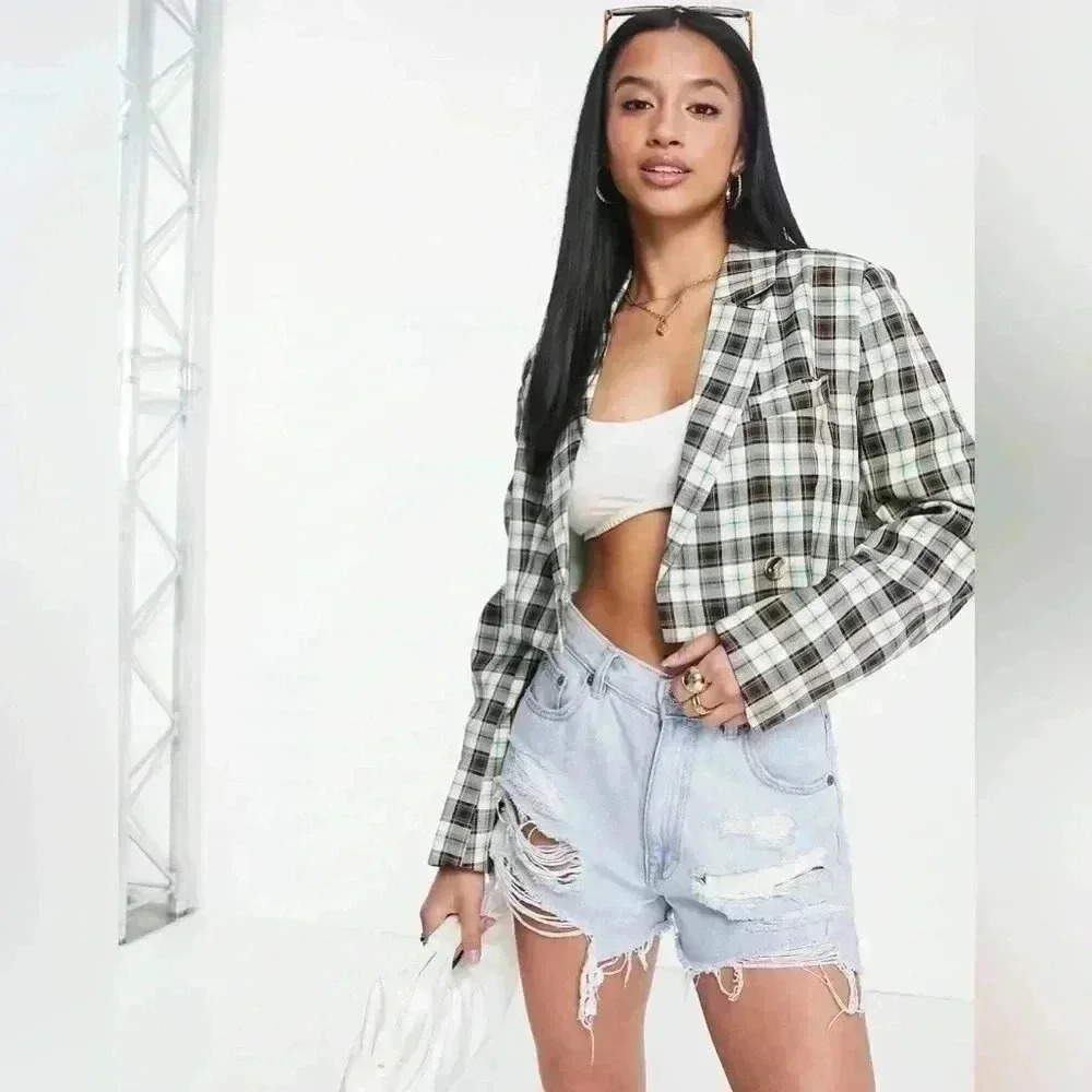 ASOS MISGUIDED PETITE SIZE‎ 0. Plaid cropped blazer with button front. NWT